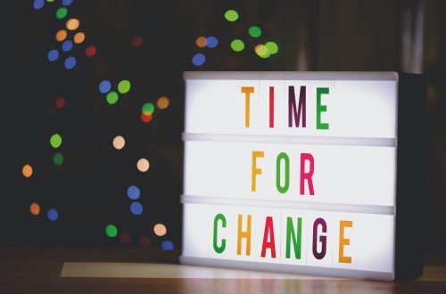 Placa com frase: time for change. Tempo de mudança